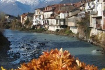 che attraversa da ovest a est il paese