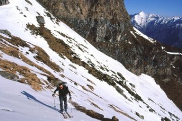 8 in salita verso il Colle del Sabbione-sullo sfondo il Monte Rocciamelone