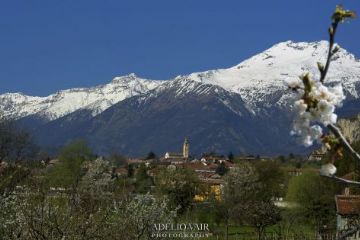 e le montagne dell'alta valle sullo sfondo