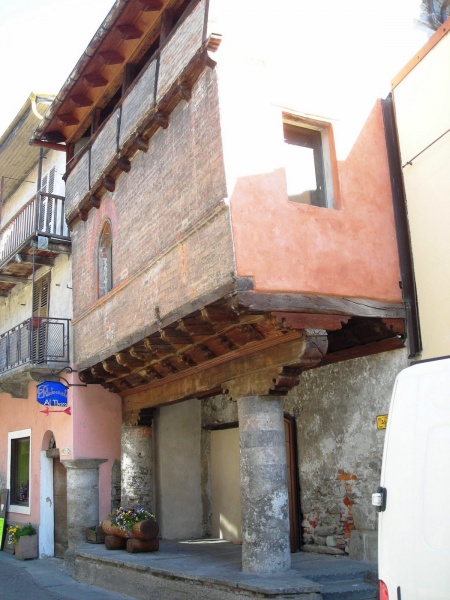 Casa Aschieri sorretta dalle colonne in pietra che poggiano su una terrazza rialzata un tempo luogo di commercio