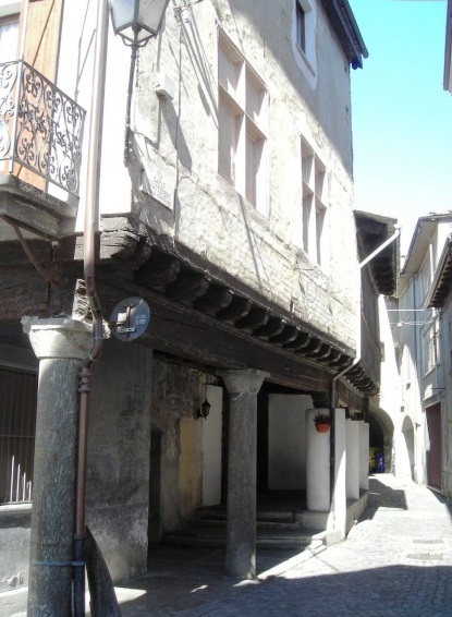 Vista della facciata nord di Casa Amprimo sorretta dalle colonne in pietra
