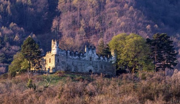 Castello Borello, vista della fortificazione dalle colline bussolenesi