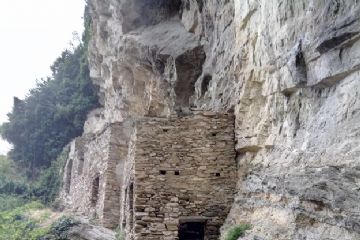 Il lazzaretto, costruzione in pietra addossata alla parete destra dell'orrido di Foresto