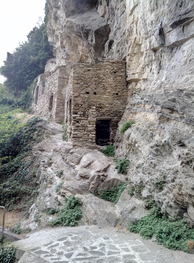 Il lazzaretto, costruzione in pietra addossata alla parete destra dell'orrido di Foresto