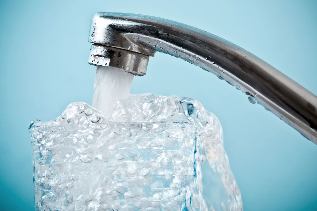 acqua scrosciante dal rubinetto