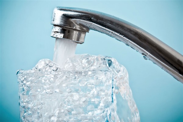 acqua scrosciante dal rubinetto