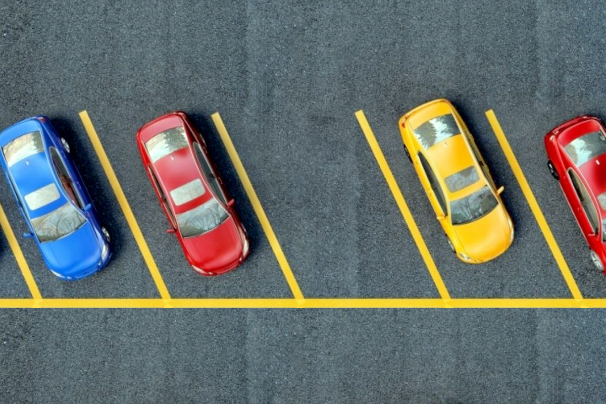 macchine parcheggiate in stalli